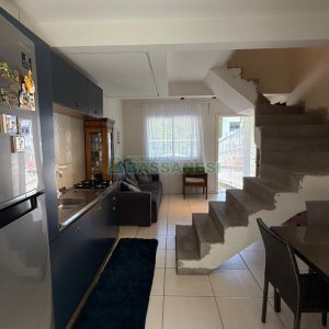 Sobrado com 70m², 2 dormitórios, 1 vaga, no bairro Vinhedos em Caxias do Sul para Comprar