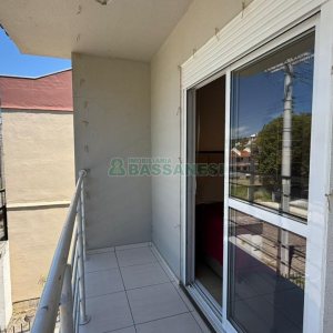 Sobrado com 70m², 2 dormitórios, 1 vaga, no bairro Vinhedos em Caxias do Sul para Comprar