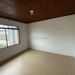 Casa com 176m², 2 dormitórios, 2 vagas, no bairro São José em Caxias do Sul para Comprar
