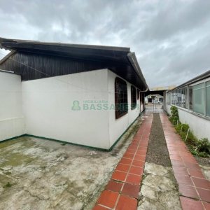 Casa com 176m², 2 dormitórios, 2 vagas, no bairro São José em Caxias do Sul para Comprar