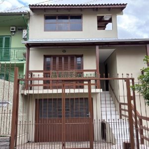 Casa com 82m², 2 dormitórios, 1 vaga, no bairro Pioneiro em Caxias do Sul para Alugar