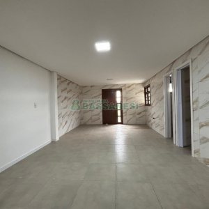 Casa com 82m², 2 dormitórios, 1 vaga, no bairro Pioneiro em Caxias do Sul para Alugar