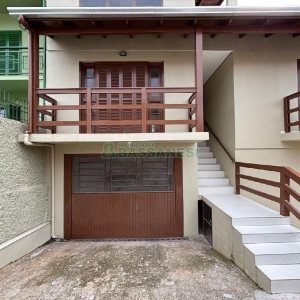 Casa com 82m², 2 dormitórios, 1 vaga, no bairro Pioneiro em Caxias do Sul para Alugar