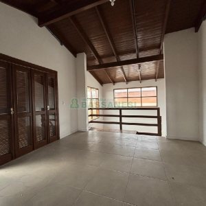 Casa com 82m², 2 dormitórios, 1 vaga, no bairro Pioneiro em Caxias do Sul para Alugar