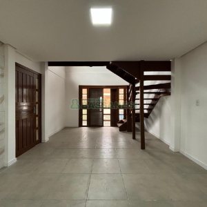 Casa com 82m², 2 dormitórios, 1 vaga, no bairro Pioneiro em Caxias do Sul para Alugar