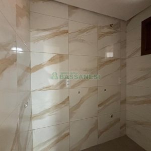 Casa com 82m², 2 dormitórios, 1 vaga, no bairro Pioneiro em Caxias do Sul para Alugar