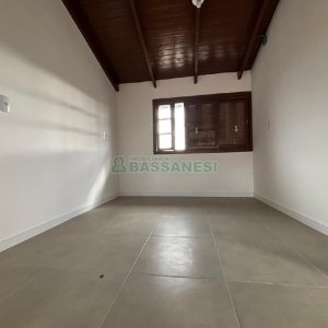 Casa com 82m², 2 dormitórios, 1 vaga, no bairro Pioneiro em Caxias do Sul para Alugar