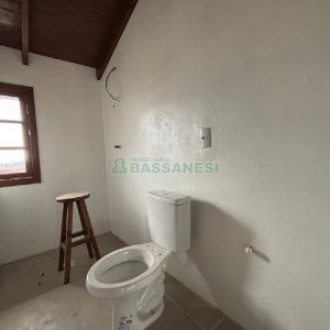 Casa com 82m², 2 dormitórios, 1 vaga, no bairro Pioneiro em Caxias do Sul para Alugar