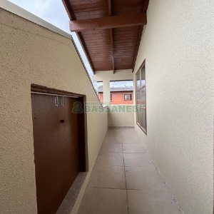 Casa com 82m², 2 dormitórios, 1 vaga, no bairro Pioneiro em Caxias do Sul para Alugar