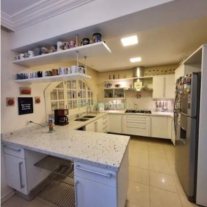 Casa Mobiliada com 320m², 3 dormitórios, 3 vagas, no bairro Vinhedos em Caxias do Sul para Alugar