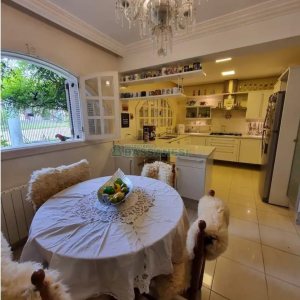 Casa Mobiliada com 320m², 3 dormitórios, 3 vagas, no bairro Vinhedos em Caxias do Sul para Alugar