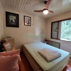 Casa com 290m², 4 dormitórios, 1 vaga, no bairro Galópolis em Caxias do Sul para Comprar