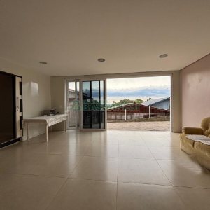 Casa Mobiliada com 180m², 3 dormitórios, 2 vagas, no bairro Desvio Rizzo em Caxias do Sul para Alugar