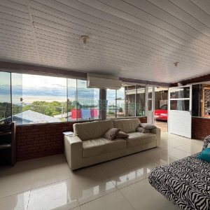 Casa Mobiliada com 180m², 3 dormitórios, 2 vagas, no bairro Desvio Rizzo em Caxias do Sul para Alugar