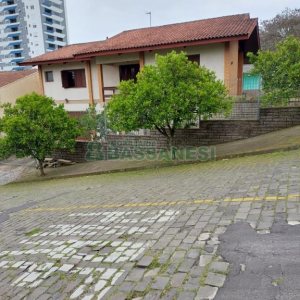 Casa com 266m², 3 dormitórios, 4 vagas, no bairro Panazzolo em Caxias do Sul para Comprar