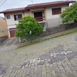 Casa com 266m², 3 dormitórios, 4 vagas, no bairro Panazzolo em Caxias do Sul para Comprar
