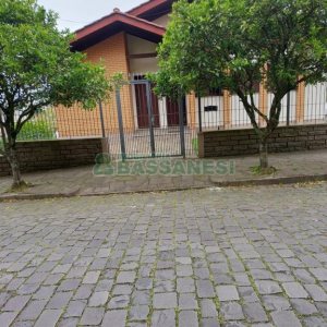 Casa com 266m², 3 dormitórios, 4 vagas, no bairro Panazzolo em Caxias do Sul para Comprar