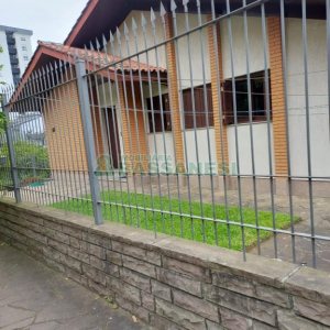 Casa com 266m², 3 dormitórios, 4 vagas, no bairro Panazzolo em Caxias do Sul para Comprar