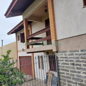 Casa com 266m², 3 dormitórios, 4 vagas, no bairro Panazzolo em Caxias do Sul para Comprar