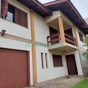 Casa com 266m², 3 dormitórios, 4 vagas, no bairro Panazzolo em Caxias do Sul para Comprar