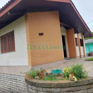 Casa com 266m², 3 dormitórios, 4 vagas, no bairro Panazzolo em Caxias do Sul para Comprar