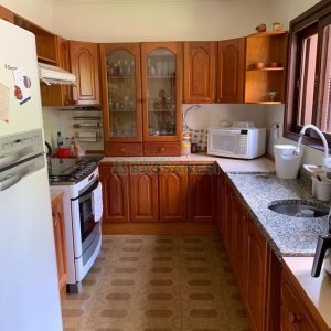 Casa com 266m², 3 dormitórios, 4 vagas, no bairro Panazzolo em Caxias do Sul para Comprar