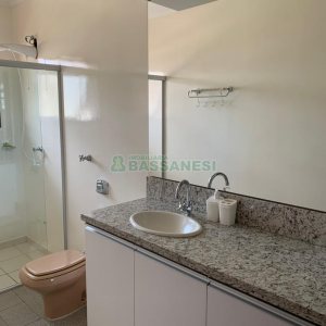 Casa com 266m², 3 dormitórios, 4 vagas, no bairro Panazzolo em Caxias do Sul para Comprar