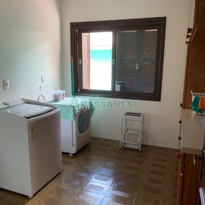 Casa com 266m², 3 dormitórios, 4 vagas, no bairro Panazzolo em Caxias do Sul para Comprar