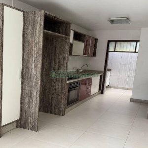 Sobrado com 120m², 3 dormitórios, 2 vagas, no bairro Desvio Rizzo em Caxias do Sul para Alugar