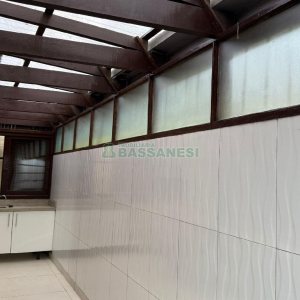 Sobrado com 120m², 3 dormitórios, 2 vagas, no bairro Desvio Rizzo em Caxias do Sul para Alugar