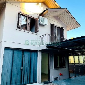 Sobrado com 120m², 3 dormitórios, 2 vagas, no bairro Desvio Rizzo em Caxias do Sul para Alugar