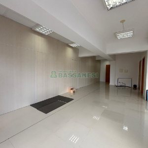 Sala com 279m², 2 vagas, no bairro Centro em Caxias do Sul para Alugar