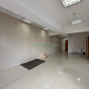 Sala com 279m², 2 vagas, no bairro Centro em Caxias do Sul para Alugar