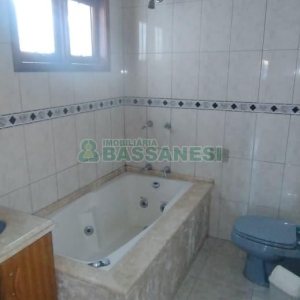 Casa com 242m², 3 dormitórios, 2 vagas, no bairro Forqueta em Caxias do Sul para Comprar