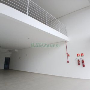 Loja com 120m², no bairro Desvio Rizzo em Caxias do Sul para Alugar