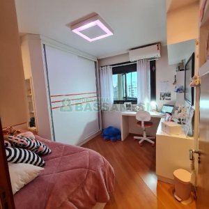 Apto Mobiliado com 115m², 3 dormitórios, 2 vagas, no bairro Centro em Caxias do Sul para Alugar