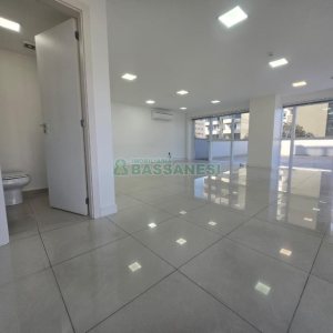 Sala com 65m², 2 vagas, no bairro Centro em Caxias do Sul para Alugar