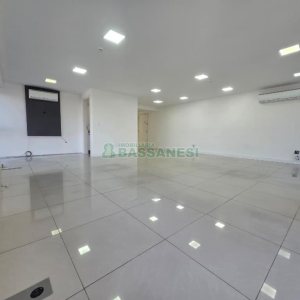 Sala com 65m², 2 vagas, no bairro Centro em Caxias do Sul para Alugar