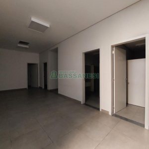 Loja com 350m², no bairro Lourdes em Caxias do Sul para Alugar