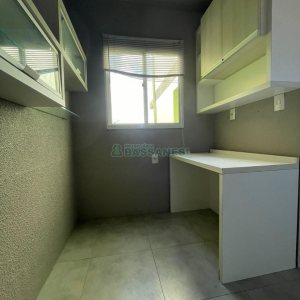 Casa com 200m², 2 dormitórios, 1 vaga, no bairro Santa Corona em Caxias do Sul para Comprar
