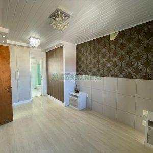 Casa com 200m², 2 dormitórios, 1 vaga, no bairro Santa Corona em Caxias do Sul para Comprar