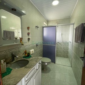 Casa com 200m², 2 dormitórios, 1 vaga, no bairro Santa Corona em Caxias do Sul para Comprar