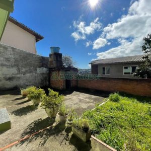 Casa com 200m², 2 dormitórios, 1 vaga, no bairro Santa Corona em Caxias do Sul para Comprar
