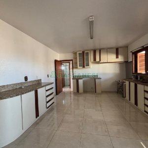 Apartamento com 240m², 3 dormitórios, 2 vagas, no bairro São José em Caxias do Sul para Alugar
