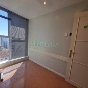 Sala com 200m², 1 vaga, no bairro Centro em Caxias do Sul para Alugar