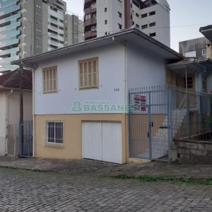 Casa com 340m², 3 dormitórios, 1 vaga, no bairro Centro em Caxias do Sul para Comprar