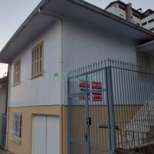 Casa com 340m², 3 dormitórios, 1 vaga, no bairro Centro em Caxias do Sul para Comprar