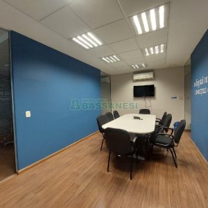 Sala Mobiliada com 250m², 2 vagas, no bairro Pio X em Caxias do Sul para Alugar