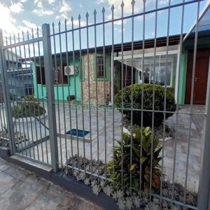 Casa com 110m², 2 dormitórios, 2 vagas, no bairro Santa Lúcia em Caxias do Sul para Comprar