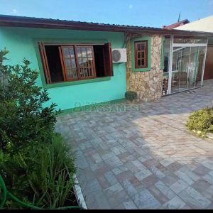 Casa com 110m², 2 dormitórios, 2 vagas, no bairro Santa Lúcia em Caxias do Sul para Comprar